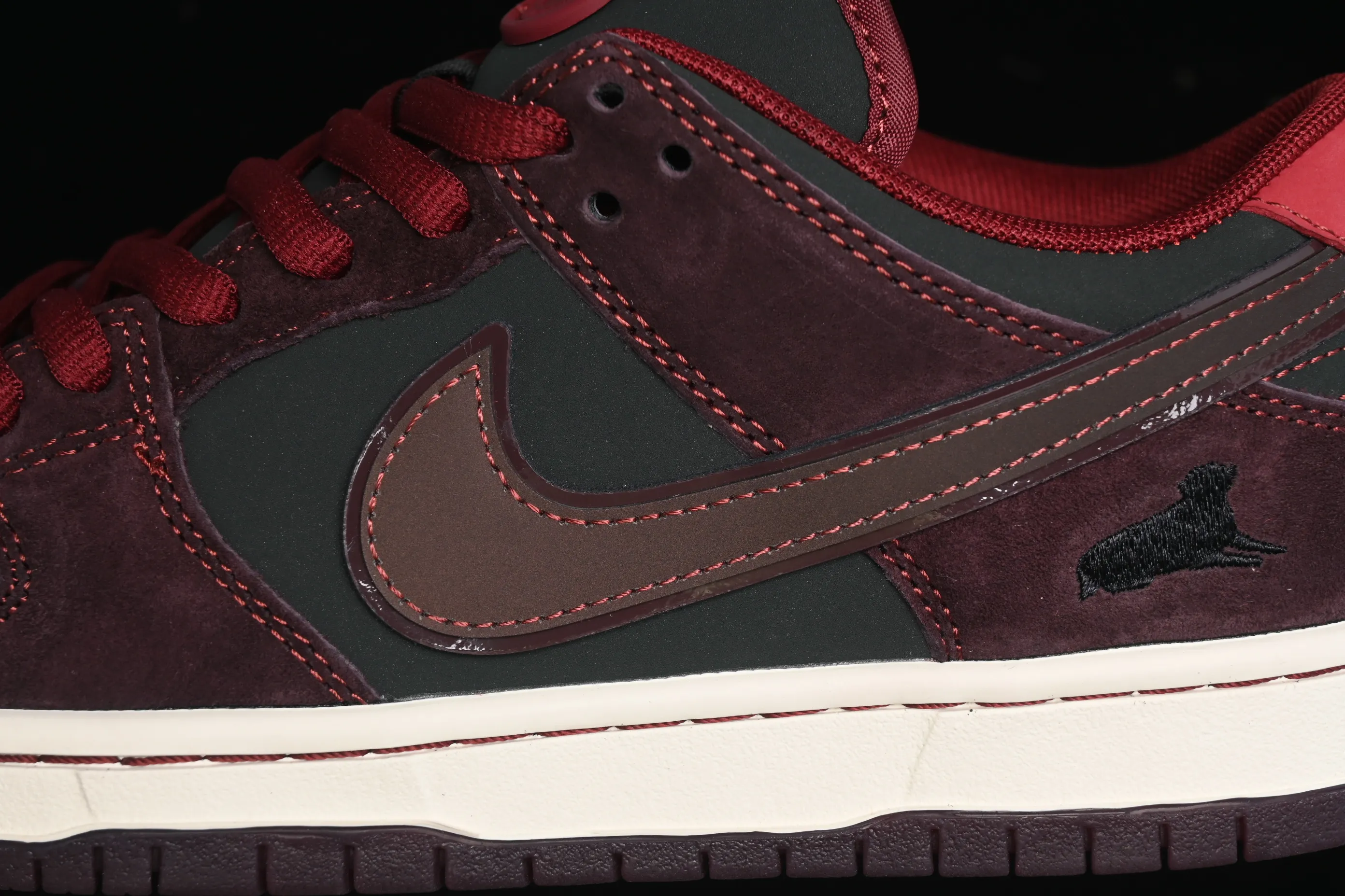 All categories Nk SB Dunk Series Nk SB Dunk Low low-top sneakers Riot Skateshop x Nk SB Dunk Low joint model Bordeaux red low-top casual sneakers FZ1289-200